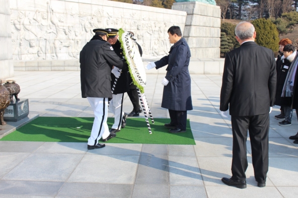 헌화하는 오노균총재