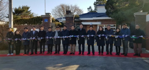 개관행사에서 테이프 커팅 모습