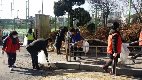 청소하는 주민들