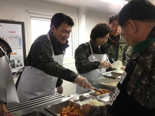 배식을 해주고 있는 정용기 의원