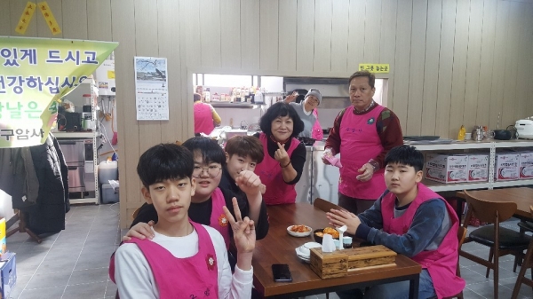 점심봉사에 참여한 박경자 세종시 인권센터장