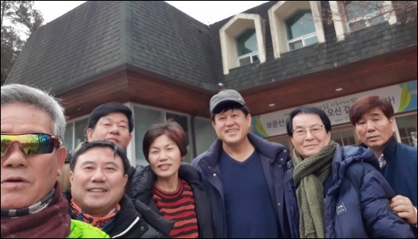 '산과 숲과 촌을 사랑하는 사람들'(산사랑)모임을 구성하고 임원 선출을 했다.