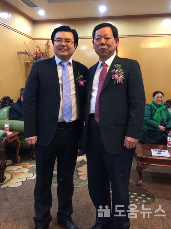 중국 허베이성 덕에쌍형 행사 참석하고있는 필자