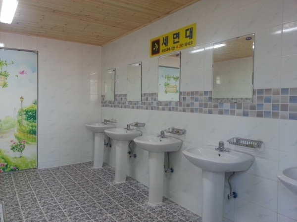 쾌적한 캠핑장내 화장실..
