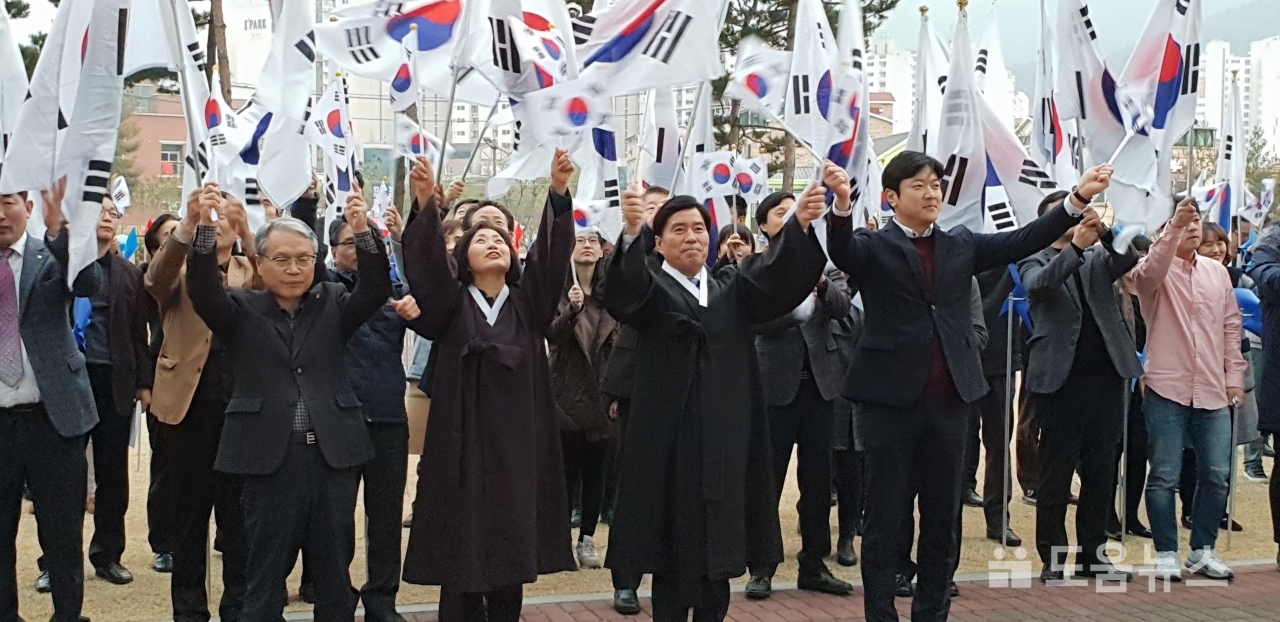 만세삼창하는 황인호 청장