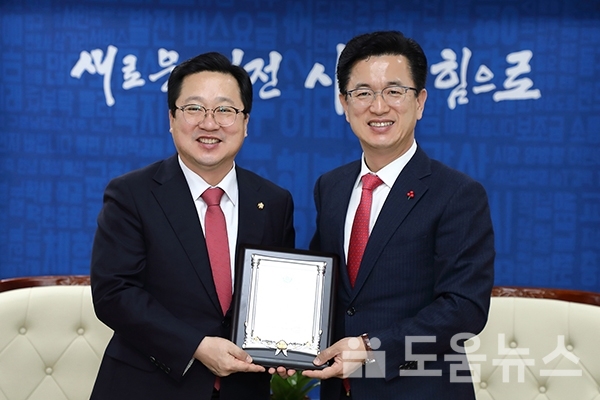 이장우 의원은 지난해 12월 대전광역시 국비 3조원 시대에 기여한 공로로 허태정 대전시장으로 부터 감사패를 수여받았다.
