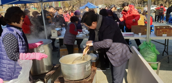 떡국 배식하고 있는 이장우 의원