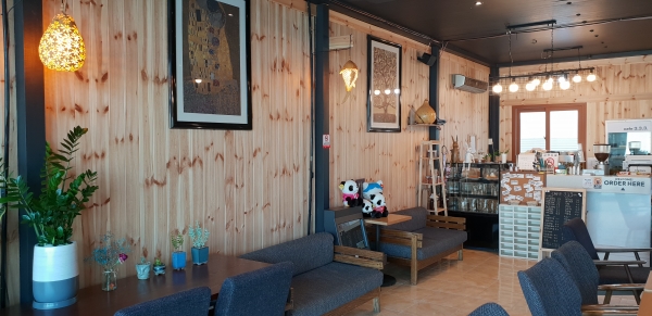 CAFE 333 실내 (좌측)