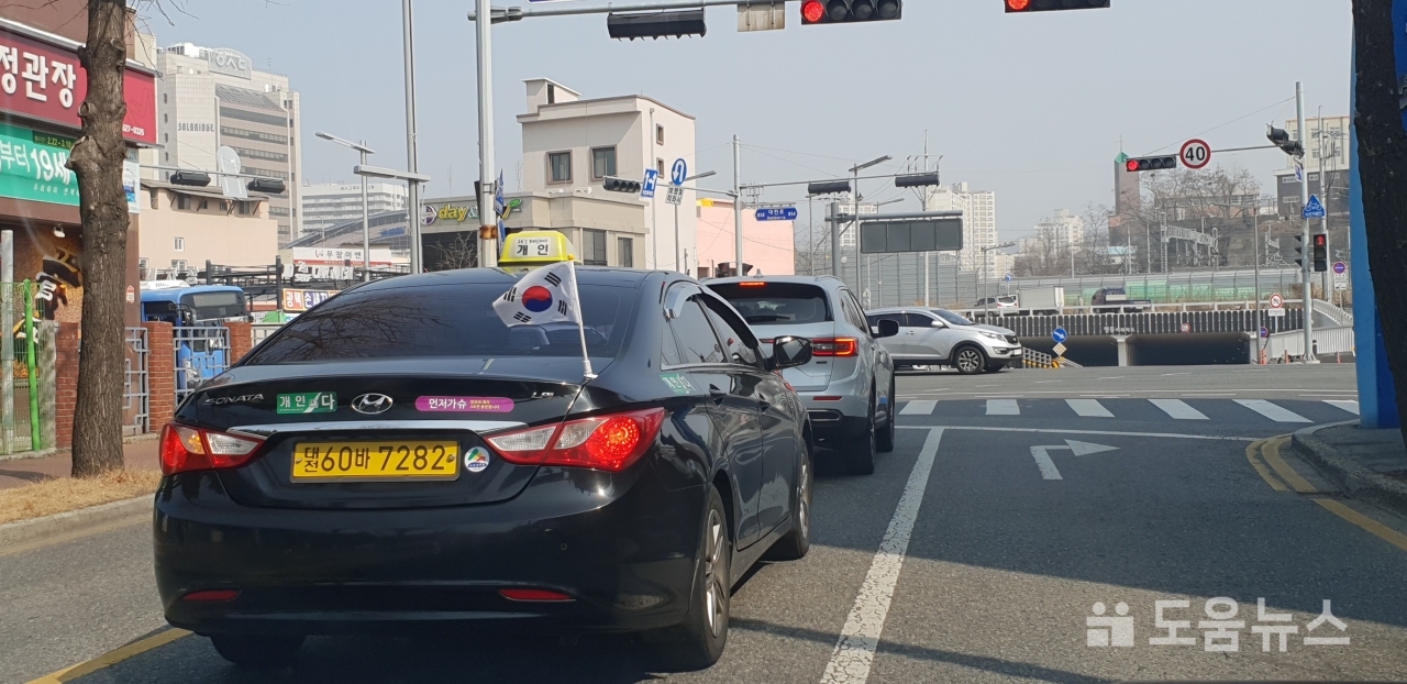 길가는 택시에 휘날리는 태극기