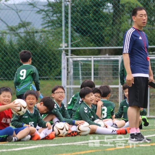 이상식 코치가 제자들의 경기를 지켜보고 있다.