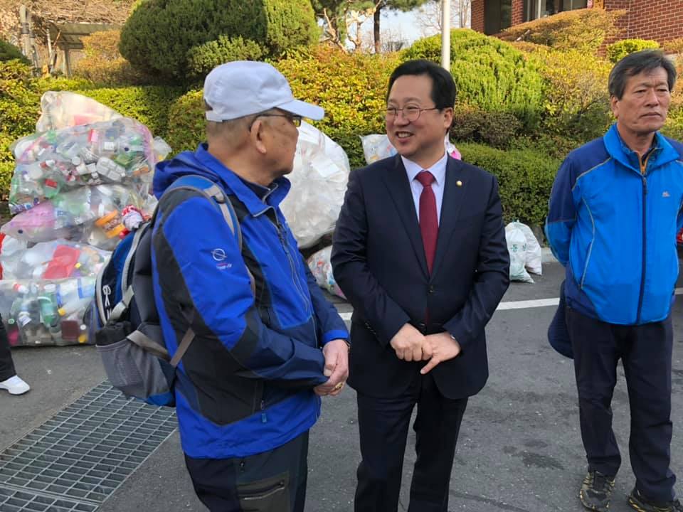 사진 지역어른들과 대화 나누는 이장우 국회의원