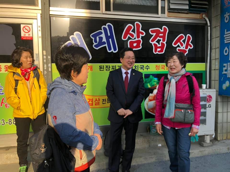 사진 반갑게 인사나누고 있는 이장우 국회의원