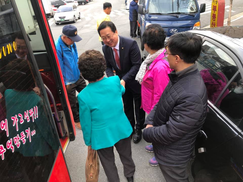 사진 지역주민들께 인사