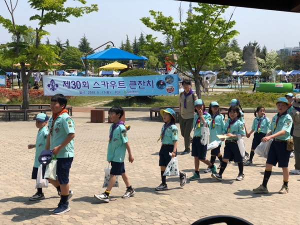 과정활동을 하기 위해 이동하고 있는 스카우트 대원