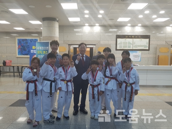 학생들을 격려하는 설동호 대전시교육감