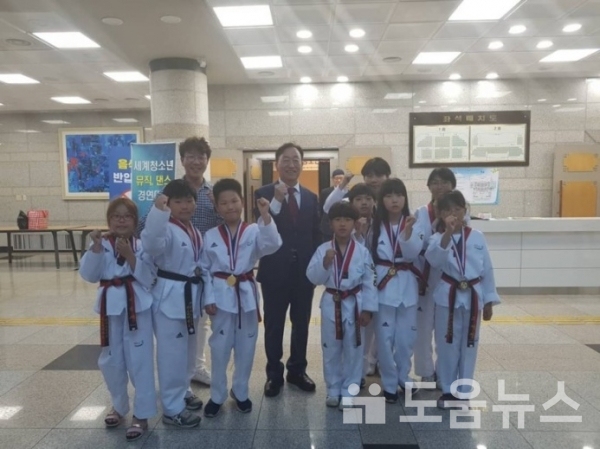 설동호 대전시교육감이 알로하태권도 시범단 학생들과의 입상기념 사진촬영을 하고 있다.