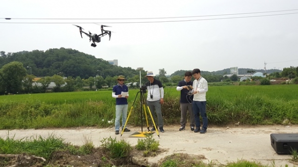 (사진제공=유성구)드론을 이용한 지적측량(지적과 직원들이 화암동 122번지 일원에서 드론(UAV)을 이용해 촬영을 실시하고 있다)