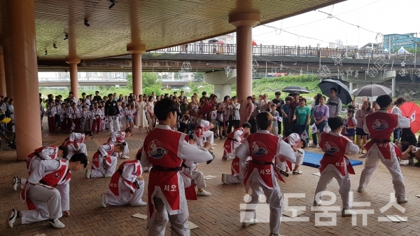 KTI서오태권도 태어로즈 시범단