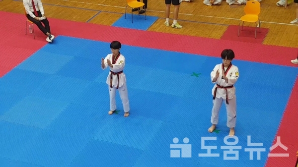 (왼)초등 유품자 고학년부 박지효 선수가 결승전에서 금메달을 획득했다.