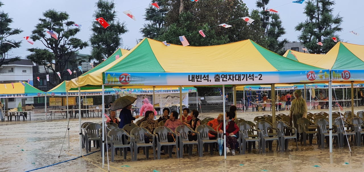 운동회 구경오신 어르신들