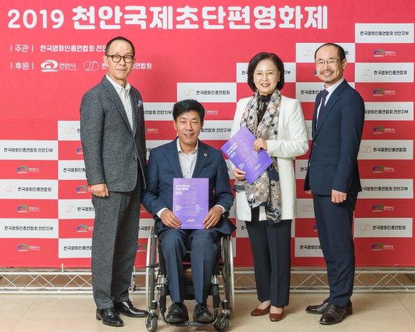 충남도의회 문화복지위원회 김연 도의원(좌측으로 세번째) 정병기 도의원(좌측으로 2번째)천안예총 현남주 회장(좌측으로 첫번째) 집행위원장 이준수(좌측으로 네번째)