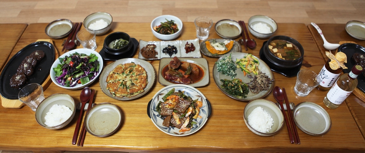 세종시 농가맛집의 하나인 '또바기'는 은은한 맛을 내면서 거실에서 집밥을 먹는 분위기를 보이고 있다.