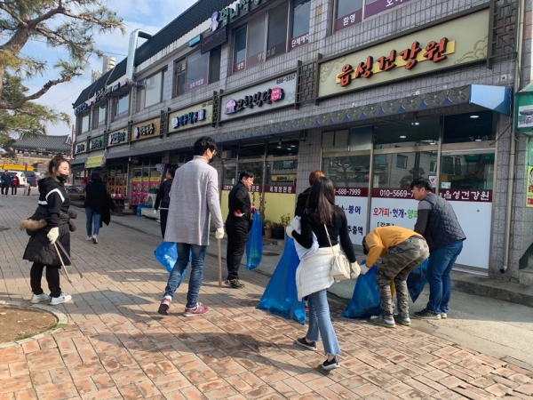 해미면 주변상가 거리청소및 지역경제 활성화에 앞장서고 있다.