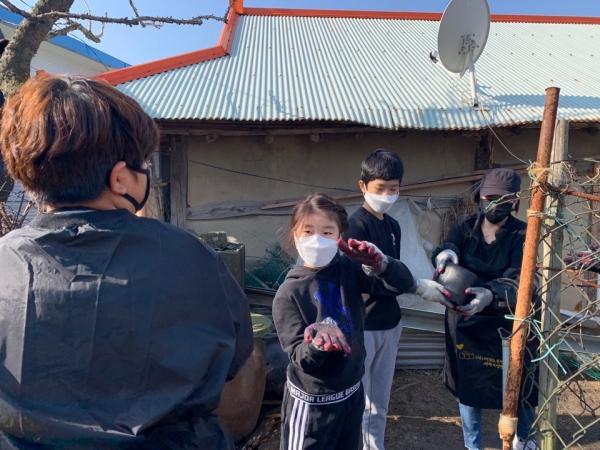 어린아이들도 함께 참석하여, 아름다운 봉사정신을 배우고 실천합니다.