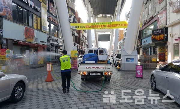 (사진제공=중구)다중이용시설 방역소독 확대에 따른 은행동 스카이로드 소독장면)