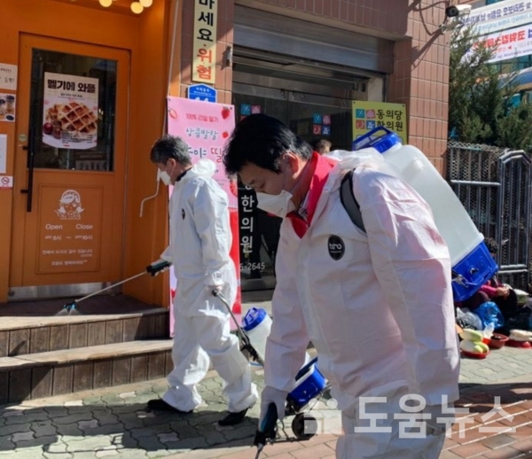 (사진제공=미래통합당)(우)정용기의원이 대덕구 관내에 방역을 실시 하고 있다