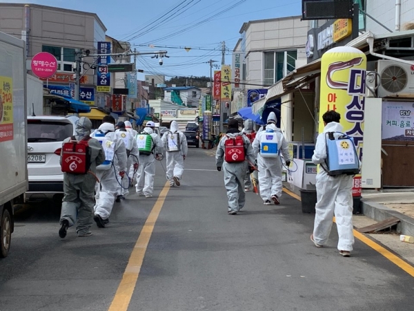 태안 시장주변 상가및 시장내 소독 실시하는 서태후 봉사단