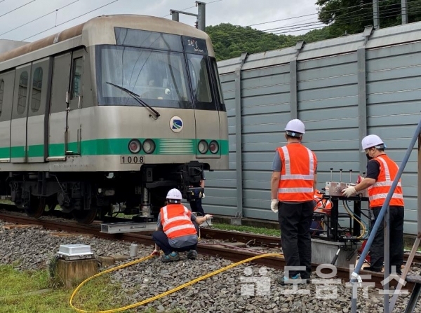 (사진제공=대전도시철도공사)직원들이 판암차량기지에서 열차탈선에 따른 비상 복구훈련을 실시하고 있다