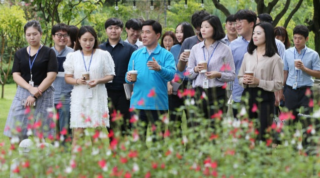 사진 동구청년공무원들과 대화나누고 있는 황인호청장