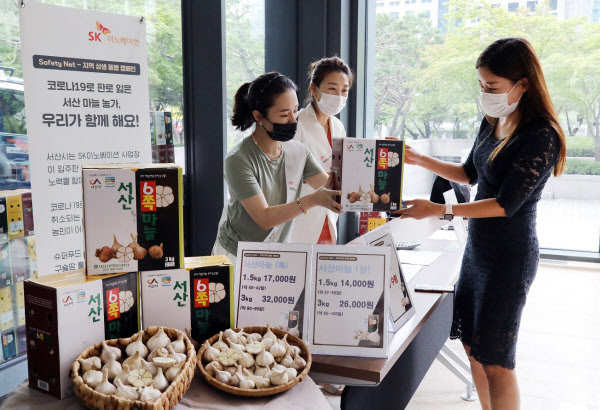 지난 6일 서울 SK서린사옥에서 열린 육쪽마늘 판매 행사 모습.(사진=SK이노베이션)