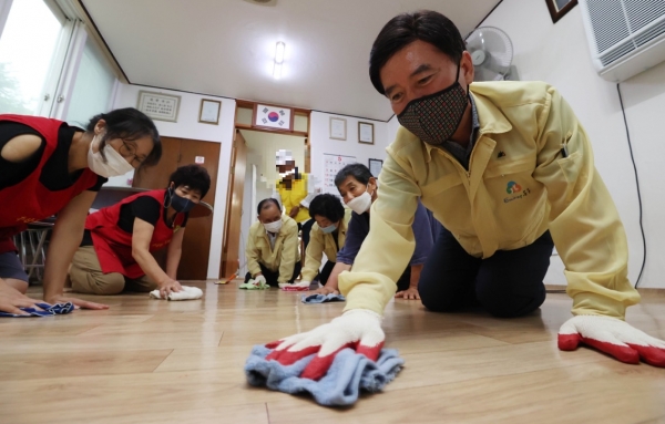황인호 청장이 새마을부녀회와 경로당을 청소중