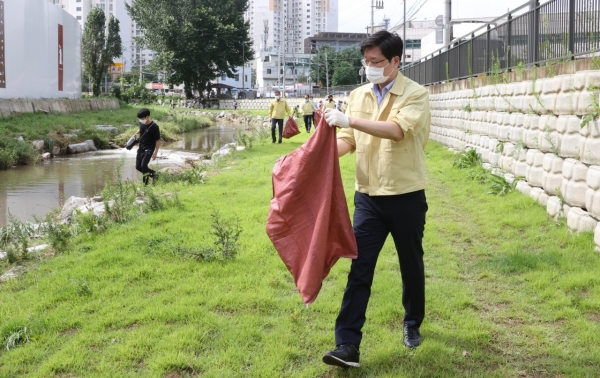 하천 정비하는 장철민 국회의원