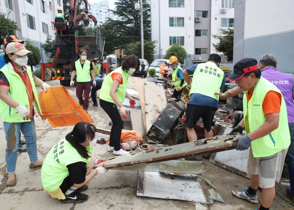 지난달 30일 폭우로 큰 침수 피해를 본 정림동 코스모스아파트가 수재민을 돕기 위해 달려 온 1,640여 명의 자원봉사자(단체)들이 복구 작업에 빠르게 복구되고 있다.