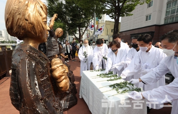 평화의 소녀상과 강제징용 노동자상 모습