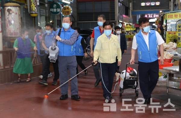 (사진제공=동구)황인호 동구청장(가운데)이 중앙동 바르게살기위원회 회원들과 방역 활동 중이다.