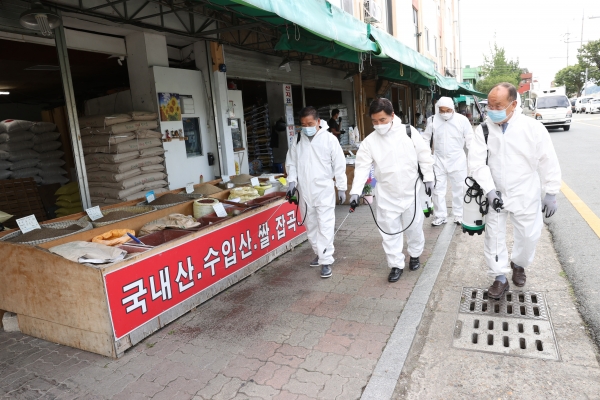 황인호 동구청장이 신인동 희망일자리사업 참여자들과 함께 인동 쌀시장에서 방역활동을 하고 있다.