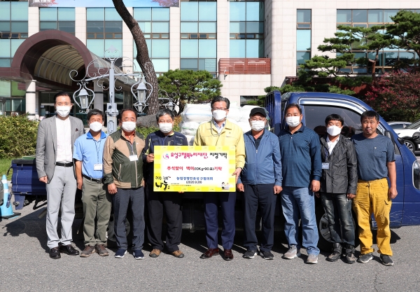 28일 구청 본관 입구에서 박노창 회장(왼쪽에서 네 번째)과 농업경영인 유성구협의회 회원들이 정용래 유성구청장(가운데)과 신동천 유성구행복누리재단 상임이사(맨왼쪽)에게 관내 저소득층을 위한 햅살 900kg을 전달하고 있다