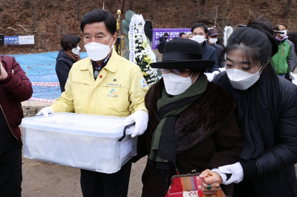 황인호 동구청장(가운데 왼쪽)이 유족들과 봉안식에 참여하는 모습