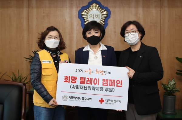 (사진 왼쪽부터 임경화 회장, 박민자 의장, 이현숙 팀장)