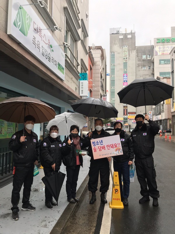 청소년 유해업소 합동 점검에 참여중인 법사랑 청소년 순찰대