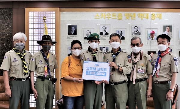 위 사진: 장학금을 수여한 후 관계자들이 기념촬영하고 있는 모습