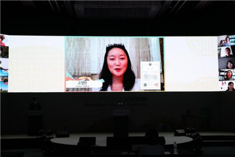 위 사진: 왼쪽부터 세종학당재단 강현화 이사장과 윤문원 사무총장이 폐회식에서 참석자들과 함께 기념 촬영을 하고 있다