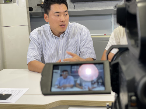 위 사진: 서초구립방배유스센터 미디어실 서초통통TV에서 유튜버 코미꼬와 리포터 청소년이 인터뷰를 진행하고 있다