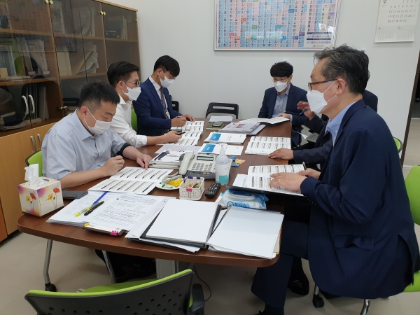 왼쪽 맨앞 국회의장실 이용수 정책수석비서관, 가운데는 강창희 정책비서관, 맨끝 양복은 강순욱 공보기획비서관