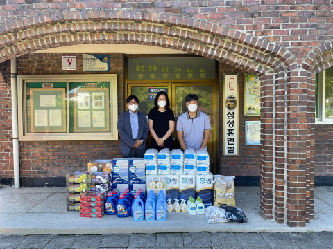 위 사진: 국립한국농수산대학이 추석 명절을 지역 내 사회복지시설을 방문하고 위문품을 전달했다