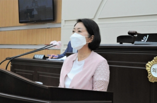 이나영 (대전동구)의원이 산업, 화재 현장 산소마스크 비치에 관한 조례안을 발의하고 있다.